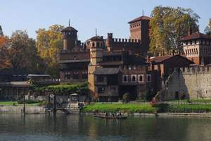Borgo medievale a Torino visto dal Po